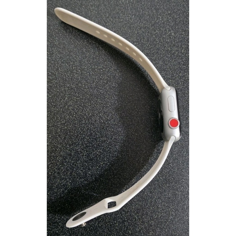 Apple Watch Series 3 38mm‎ White Band Silver - Picture 3 of 6